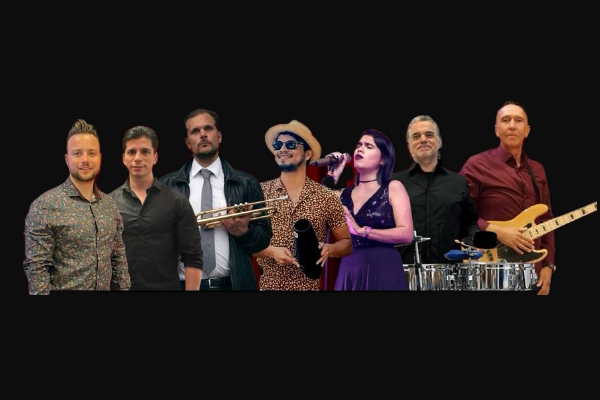 Sechs Personen nebeneinander vor schwarzem Hintergrund, Sängerin mit Mikrofon, Musiker mit Trompete, Gitarre und Percussion